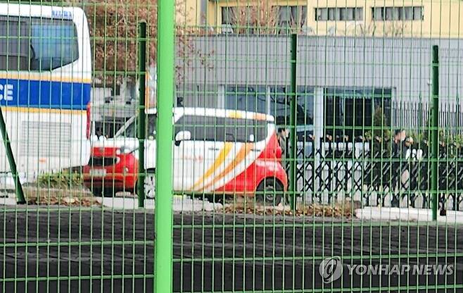 한남동 대통령 관저 입구 우체국 차량 (서울=연합뉴스) 12·3 비상계엄 사태를 수사하는 공조수사본부가 지난 17일 우편을 통해 윤석열 대통령에게 피의자 신분으로 조사받으러 나올 것을 통보하는 출석요구서를 보냈지만, 윤 대통령 측이 수취를 거부해 반송됐다고 이날 언론 공지를 통해 밝혔다. 
    사진은 지난 17일 오전 9시55분께 우체국 차량이 서울 용산구 한남동 대통령 관저 입구에 서 있는 모습. [독자 제공]