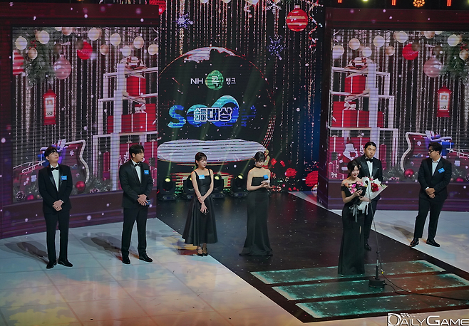 보이는 라디오 부문의 시상자들이 소감을 이야기하고 있다.