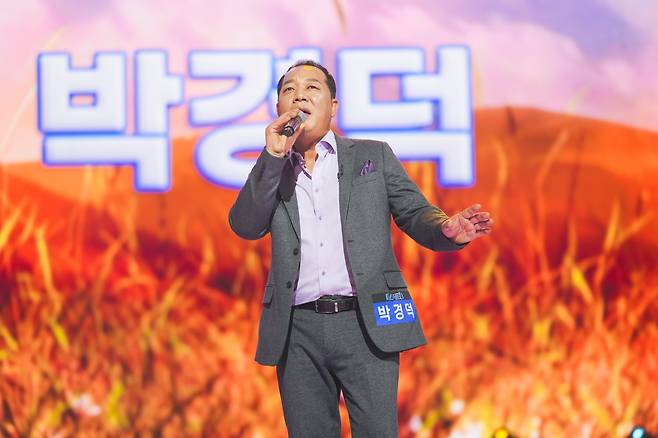 뛰어난 고음으로 감탄을 자아내며 올하트를 받았다. 신설된 ‘OB부’ 46세 박경덕씨. /TV조선