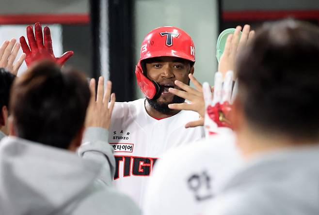 2024 프로야구 KBO 포스트시즌 KIA타이거즈와 삼성라이온즈의 한국시리즈(KS) 5차전 경기가 28일 오후 광주 기아챔피언스필드에서 열렸다. 6회말 1사 1,3루 김태군의 역전 적시타에 홈인한 소크라테스가 동료들의 축하를 받고 있다. 광주=김민규 기자 mgkim1@edaily.co.kr /2024.10.28/