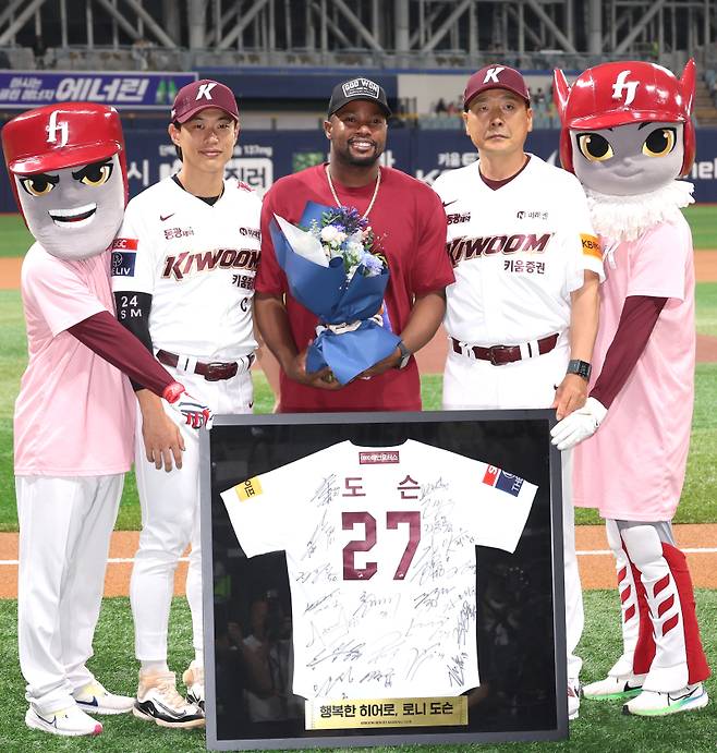 2024 KBO리그 프로야구 키움히어로즈와 SSG랜더스의 경기가 8일 오후 서울 고척스카이돔에서 열렸다. 경기 전 부상으로 팀을 떠나는 도슨이 부상기원행사로 마련된 자리에서 홍원기 감독과 주장 송성문으로부터 기념액자와 꽃다발을 받고 함께 포즈를 취하고 있다. 고척=김민규 기자 mgkim1@edaily.co.kr /2024.08.08/