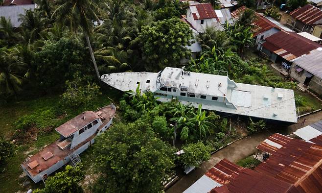 지난 25일 인도네시아 반다 아체. 2004년 지진해일 당시 육지에 떠내려온 경비정들이 지금도 그대로 보존돼 있다. (사진출처 : AFP)
