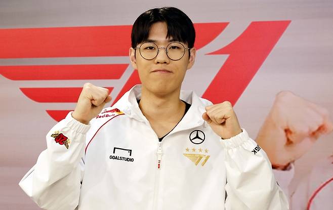 T1의 리그오브레전드(LoL) 월드 챔피언십(롤드컵) 2연패를 이끈 주역 ‘오너’ 문현준이 포즈를 취하고 있다. 김호영 기자
