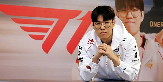T1의 리그오브레전드(LoL) 월드 챔피언십(롤드컵) 2연패를 이끈 주역 ‘오너’ 문현준이 포즈를 취하고 있다. 김호영 기자