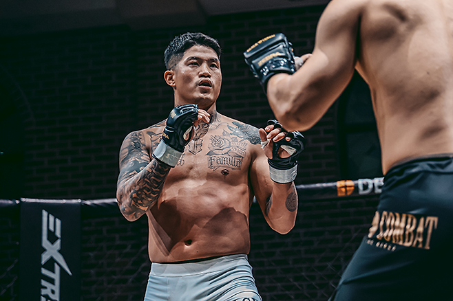 일본 HEAT 라이트급 챔피언 박원식이 블랙컴뱃 라이즈5 메인이벤트 웰터급 경기를 치르고 있다. 사진=이데아 파라곤 제공