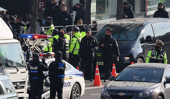 윤석열 대통령이 ‘12·3 비상계엄’ 사태를 수사하는 고위공직자범죄수사처의 2차 출석 요구에 불응한 25일 서울 용산구 한남동 대통령 관저 앞에서 경찰들이 경계 근무를 서고 있다. [연합]