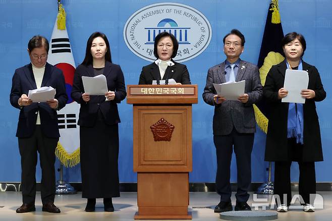 [서울=뉴시스] 조성우 기자 = 추미애(가운데) 윤석열내란진상조사단 단장과 의원들이 22일 오후 서울 여의도 국회 소통관에서 한덕수 대통령 권한대행 국무총리의 내란 특검법 공포를 촉구하는 기자회견을 하고 있다.왼쪽부터 박범계, 강유정 의원, 추 단장, 박선원, 서영교 의원. 2024.12.19. xconfind@newsis.com