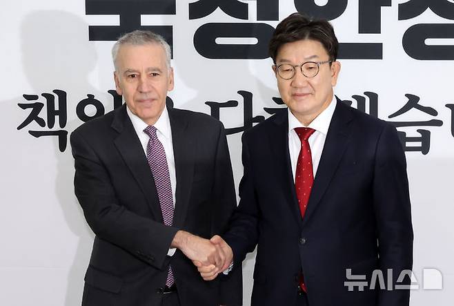 [서울=뉴시스] 조성우 기자 = 권성동(오른쪽) 국민의힘 당 대표 권한대행 겸 원내대표가 23일 오후 서울 여의도 국회에서 필립 골드버그 주한미국대사를 접견하며 기념촬영하고 있다. 2024.12.23. xconfind@newsis.com