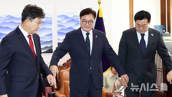 [서울=뉴시스] 조성봉 기자 = 우원식 국회의장이 23일 오전 서울 여의도 국회 의장실에서 여야 원내대표들과 기념촬영을 하기 위해 손을 잡고 있다.왼쪽부터 권성동 당 대표 권한대행 겸 원내대표, 우 의장, 박찬대 더불어민주당 원내대표.(공동취재) 2024.12.23.  photo@newsis.com