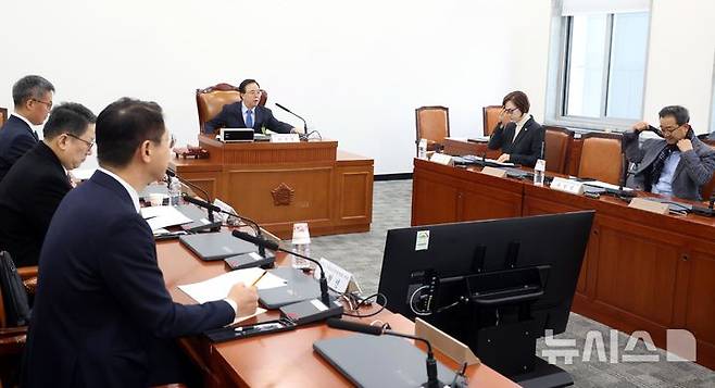 [서울=뉴시스] 조성봉 기자 = 이석범 특별검사후보추천위원회 위원장이 27일 오전 서울 여의도 국회에서 열린 '위헌적 비상계엄 진상규명 특별검사 후보추천위원회 제2차회의'에서 회의를 주재하고 있다. 2024.12.27.  suncho21@newsis.com