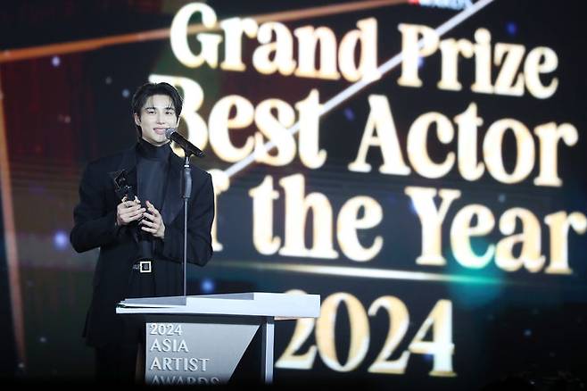 [서울=뉴시스] 배우 변우석이 27일 오후 태국 방콕 임팩트 챌린저 홀 1-2(IMPACT Challenger Hall 1-2)에서 열린 '제9회 아시아 아티스트 어워즈'(The 9th Asia Artist Awards·'AAA 2024')에서 대상을 받고 있다. (사진 = AAA 조직위원회 제공) 2024.12.27. photo@newsis.com *재판매 및 DB 금지