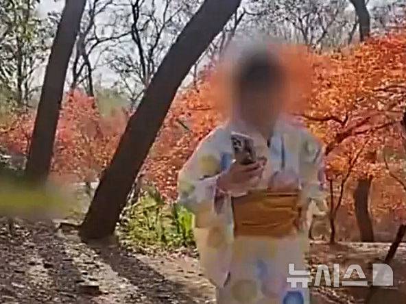 1937년 중일전쟁 당시 일본군이 자행한 '난징대학살'이 벌어졌던 중국 장쑤성 난징(南京)에서 일본 기모노를 입고 사진을 찍던 여성이 이를 비판하는 여성과 다투는 영상이 소셜미디어(SNS)에 올라와 논란이 됐다. 출처 : @NetEase *재판매 및 DB 금지