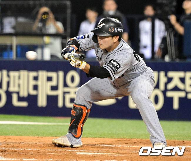 [OSEN=지형준 기자] 9회초 1사 1,3루에서 대타로 나선 한화 문현빈이 스퀴즈 번트를 성공하고 있다. 2024.06.12 / jpnews@osen.co.kr