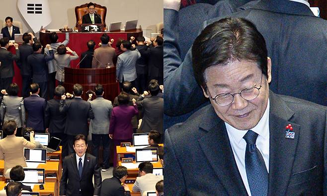 이재명 더불어민주당 대표가 지난 27일 오후 서울 여의도 국회에서 열린 제420회국회(임시회) 제2차 본회의에서 한덕수 국무총리&nbsp;탄핵소추안 투표를 마친 뒤 항의하는 국민의힘 의원들 뒤로 웃으며 이동하고 있다. 뉴시스·뉴스1