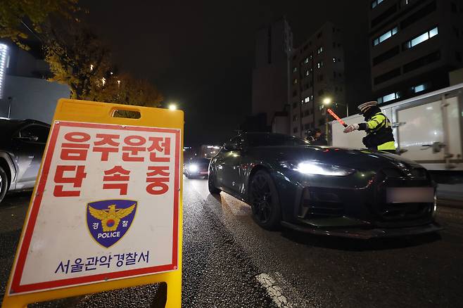 12월3일 서울 관악구 일대에서 경찰이 음주운전 단속을 하고 있다. ⓒ연합뉴스