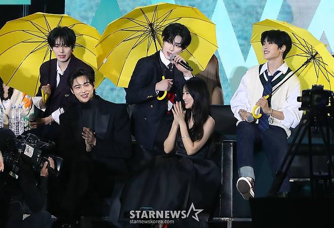 그룹 제로베이스원 김규빈, 리키, 한유진이 27일 오후 태국 방콕 임팩트 챌린저 홀 1-2(IMPACT Challenger Hall 1-2)에서 진행된 '제 9회 아시아 아티스트 어워즈'(The 9th Asia Artist Awards, 이하 'AAA 2024')'에 참석해 멋진 무대를 선보이고 있다. 2024.12.27 /사진=김창현 chmt@