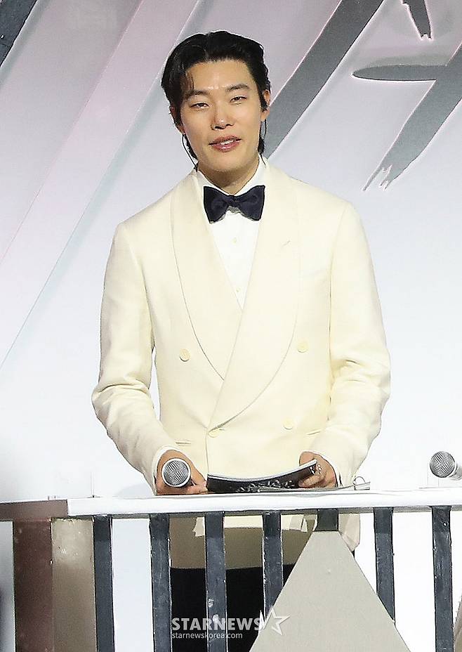 배우 류준열이 27일 오후 태국 방콕 임팩트 챌린저 홀 1-2(IMPACT Challenger Hall 1-2)에서 진행된 '제 9회 아시아 아티스트 어워즈'(The 9th Asia Artist Awards, 이하 'AAA 2024')'에 참석해 미소를 짓고 있다. 2024.12.27 /사진=김창현 chmt@