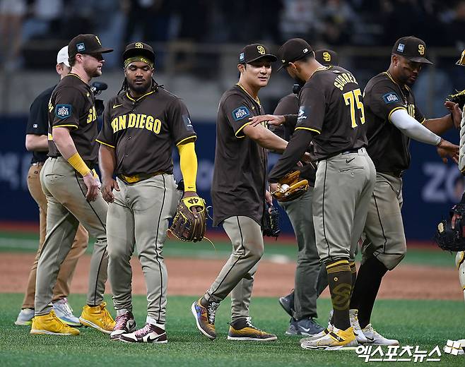 서울 구로구 고척스카이돔에서 열린 '메이저리그(MLB) 월드투어 서울시리즈 2024' LA 다저스와 샌디에이고 파드리스의 경기, 샌디에이고가 15:11의 스코어로 승리했다. 경기 종료 후 샌디에이고 김하성이 동료들과 승리 하이파이브를 나누고 있다. 엑스포츠뉴스DB