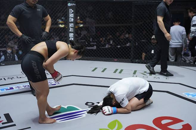 박서영에게 사과하는 신유진. 사진=ROAD FC