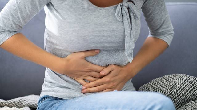 갑작스럽게 쥐어짜는 것 같은 상복부 통증이 느껴진다면 위경련 때문일 수 있다｜출처: 클립아트코리아