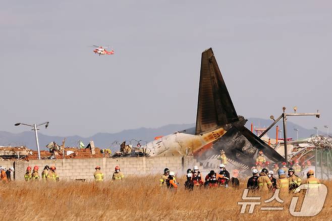 29일 오전 전남 무안국제공항 활주로에 여객기가 추락해 사고 수습이 이뤄지고 있다. 이날 오전 9시 7분쯤 승객과 승무원 181명을 태운 태국발 제주항공 7C2216편 항공기가 무안공항 착륙을 시도하던 중 활주로 외벽에 부딪혀 폭발했다. 2024.12.29/뉴스1 ⓒ News1 김태성 기자