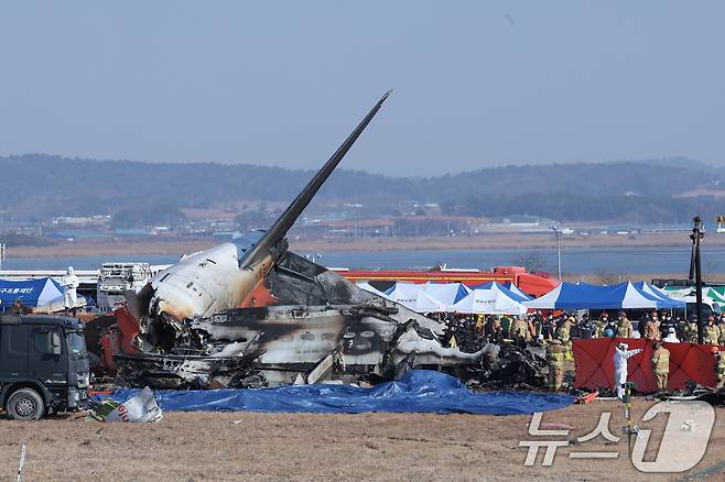 29일 오전 9시 3분께 전남 무안국제공항에서 181명이 탑승한 여객기가 추락해 소방대원들이 사고 수습 작업을 하고 있다. 2024.12.29/뉴스1 ⓒ News1 김성진 기자