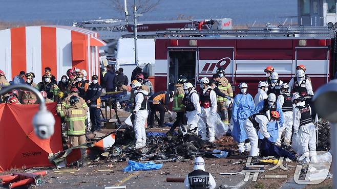 29일 오전 9시 3분께 전남 무안국제공항에서 181명이 탑승한 여객기가 추락해 소방대원들이 사고 수습 작업을 하고 있다. 2024.12.29/뉴스1 ⓒ News1 김성진 기자