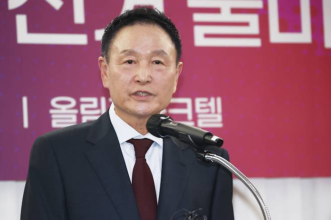 허정무, 대한축구협회장 도전 

    (서울=연합뉴스) 진연수 기자 = 허정무 전 국가대표팀 감독이 25일 오후 서울 송파구 올림픽파크텔에서 대한축구협회장 선거 출마 기자회견을 하고 있다. 2024.11.25