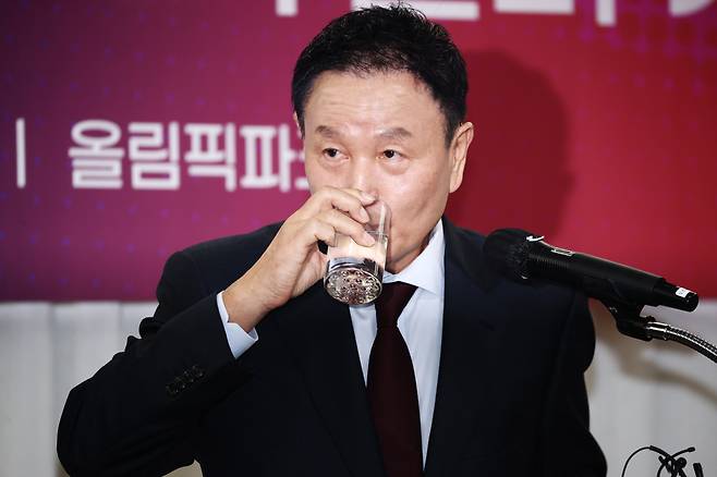 물 마시는 허정무 전 감독

    (서울=연합뉴스) 진연수 기자 = 허정무 전 국가대표팀 감독이 25일 오후 서울 송파구 올림픽파크텔에서 열린 대한축구협회장 선거 출마 기자회견에서 물을 마시고 있다. 2024.11.25