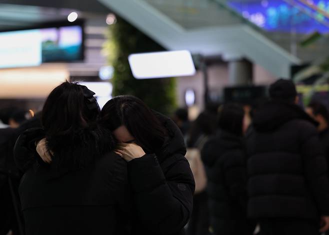 29일 오후 전남 무안군 무안국제공항에서 제주항공 여객기 폭발사고 유가족이 오열하고 있다. /연합뉴스