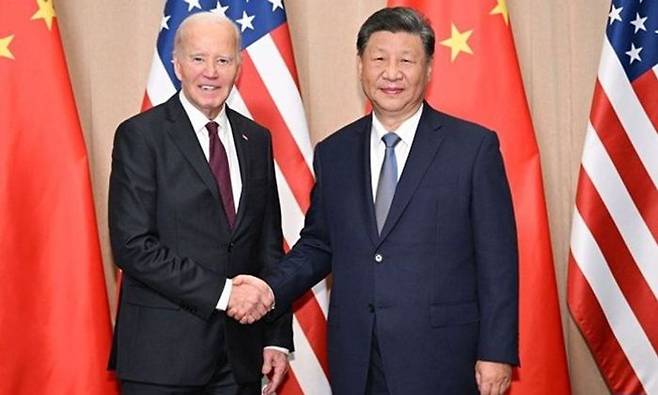 페루 리마에서 열린 아시아·태평양경제협력체(APEC) 정상회의 기간인 지난 11월16일 시진핑(오른쪽) 중국 국가주석과 조 바이든 미국 대통령이 정상회담을 갖기에 앞서 악수를 하고 있다. ⓒ 신화/연합뉴스