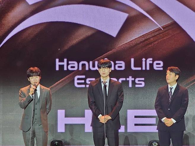 2024 LCK 어워드에서 글로벌 마케팅상을 수상한 한화생명e스포츠 선수단과 감독 ⓒ데일리안 황지현 기자