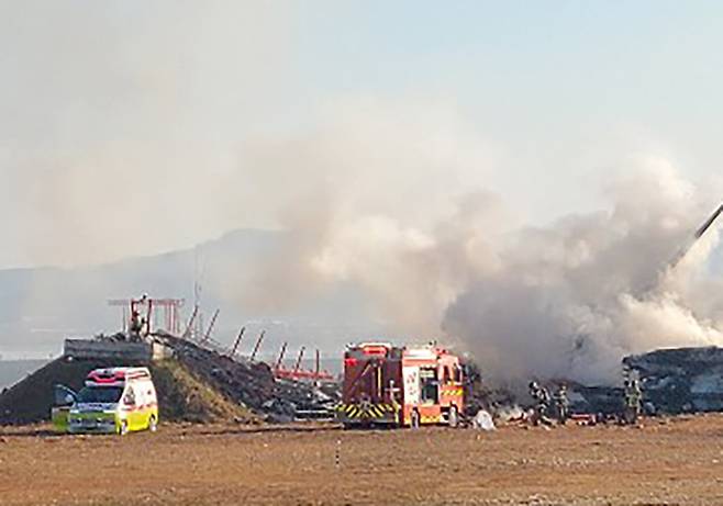 29일 오전 9시 7분께 전남 무안군 망운면 무안국제공항 활주로에서 방콕발 무안행 제주공항 여객기가 착륙 과정에 불시착, 항공·소방 당국이 불을 끄고 있다. 2024.12.29. 무안=뉴시스