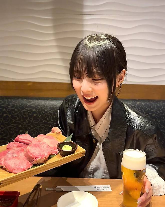 いわなみしおりたんと、タン食べてきたタン食べ放題やねん、最高やね...nsu...を目の前にしてニマニマが止まらないさが集です最後の写真は、肉越しの岩波詩織の手らぶー (1).jpg 일본 여장 레전드