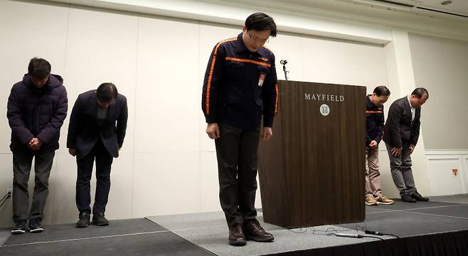 김이배 제주항공 사장이 29일 오후 서울 강서구 메이필드호텔에서 열린 '전남 무안공항 항공기 참사'와 관련한 브리핑에서 피해자들과 유가족에게 고개 숙여 사과하고 있다. 뉴시스