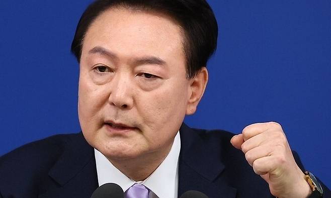 윤석열 대통령이 11월7일 오전 서울 용산 대통령실 청사 브리핑실에서 열린 대국민담화 및 기자회견에서 취재진의 질문에 답하고 있다. 대통령실사진기자단