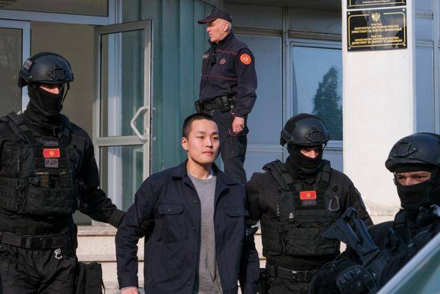 가상화폐 테라·루나 폭락 사태의 핵심 인물 권도형(왼쪽 두 번째) 테라폼랩스 대표가 지난 3월 몬테네그로 포드고리차의 경찰청에서 조사를 받은 후 경찰관들에게 이끌려 나오고 있다. 포드고리차=AP 뉴시스