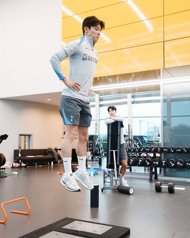 토트넘 합류 후 실내 훈련을 진행한 양민혁. 손흥민이 양민혁을 지켜보고 있다. 사진=토트넘 SNS