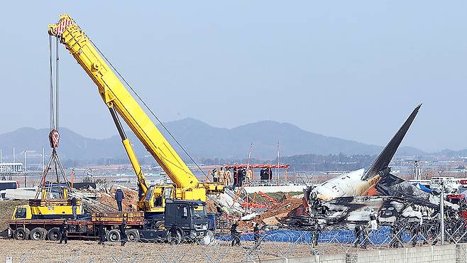 29일 오전 전남 무안국제공항 활주로에서 여객기가 착륙중 추락해 사고가 발생했다. 사진은 이날 오후 수습 작업이 진행되고 있는 사고 현장 모습. 김경록 기자