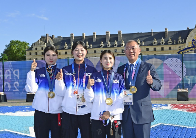 정의선 현대자동차그룹 회장이 파리올림픽에서 여자 단체전 금메달을 따낸 대표선수들과 함께 기념 사진을 찍고 있다. 현대자동차그룹 제공