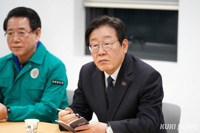 이재명 더불어민주당 대표가 29일 무안공항에서 항공사고대책위원회 비공개회의에서 굳은 표정으로 상황설명을 듣고 있다. 사진=유희태 기자