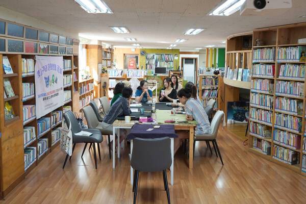 인천 부평구문화재단이 선정한 부평별곳인 산곡동 청개구리어린이도서관에서 시민들이 문화 활동을 하고 있다. 재단 제공