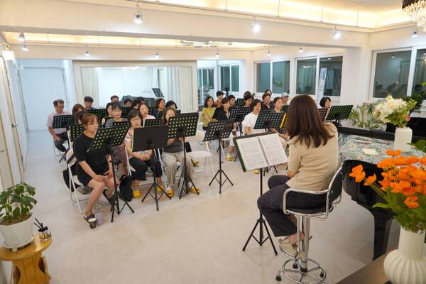 인천 부평구문화재단이 선정한 부평별곳인 청천동 본클래식아트홀 연습실에서 시민들이 악기 연주 활동을 하고 있다. 재단 제공