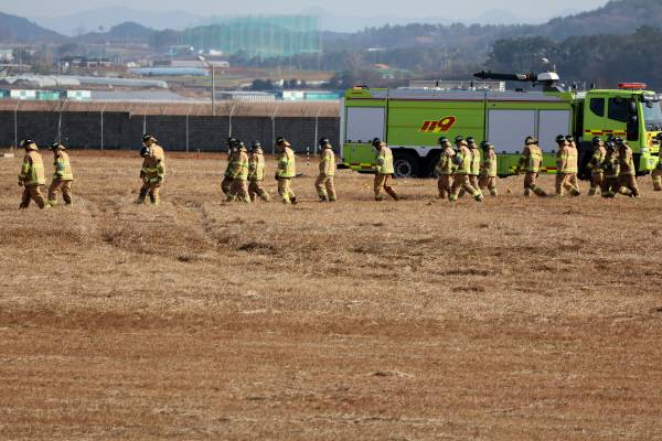 ▲ 29일 오전 전남 무안국제공항에서 착륙 중이던 항공기가 활주로를 이탈해 울타리 외벽을 충돌했다. 사진은 사고 현장에서 소방 당국이 인명 구조를 하는 모습. ⓒ연합뉴스