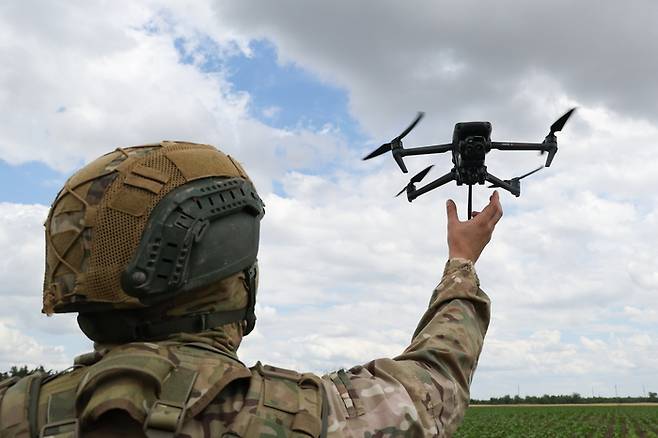 드론은 현대 보병전의 맵핵. 지난 6월 러시아 군인이 러·우전쟁 최전선에서 드론을 이용한 정찰에 나서고 있다. <타스 연합뉴스>