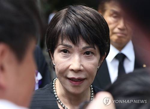 지난 15일 야스쿠니 참배 후 나오는 다카이치 사나에 일본 경제안보담당상. 내달 자민당 총재선거 출마에 의욕을 보이고 있다. [연합뉴스]