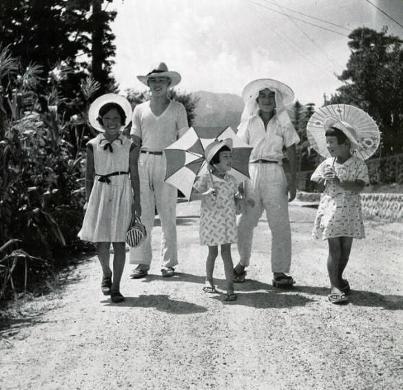 1937년 여름 가족 및 친척들과 함께 있는 우에하라 료지(오른쪽 두번째).