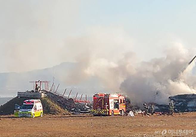 29일 오전 9시 7분께 전남 무안군 망운면 무안국제공항 활주로에서 방콕발 무안행 제주공항 여객기가 착륙 과정에 불시착, 항공·소방 당국이 불을 끄고 있다./사진=뉴시스
