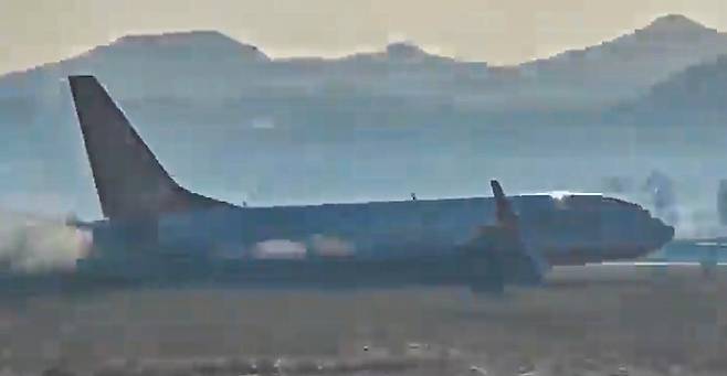 29일 오전 9시 7분께 전남 무안국제공항에서 착륙 중이던 항공기가 활주로를 이탈해 울타리 외벽을 충돌하는 사고가 일어났다. 사진은 사고 항공기가 무안 공항 활주로에 동체 착륙을 하는 모습   [독자 제공, 연합]