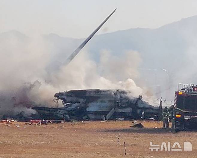 [무안=뉴시스] 맹대환 기자= 29일 오전 9시 7분께 전남 무안군 망운면 무안국제공항 활주로에서 방콕발 무안행 제주항공 여객기가 착륙 과정에 불시착, 항공·소방 당국이 불을 끄고 있다. 2024.12.29. mdhnews@newsis.com